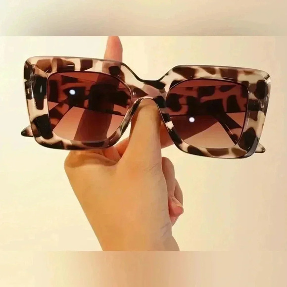Eye-Catching, Chic Oversized Leopard Print Fashion Glasses for Women - Picture 4 of 4